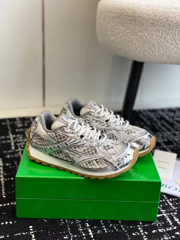 👟👟Ex-factory price 600👟👟 Top version (couples style) Bottega Veneta 23ss autumn and winter show style BV Orbit sneakers Wang Yibo same style couple style casual shoes dad shoes! Runner sneakers! Original purchase and development! Made of original lightweight technical mesh fabric, the same as the original version! The process is complicated! Paired with a rubber outsole designed with a geometric pattern, the high version of the Wang Zha series is actually much taller, but the legs still look slim. Very nice. Durable and durable to play with, standard and version-matching shoe packaging technology, look for high-end versions. The original outsole is exclusively molded, and the color-blocked TPU outsole is used. The material and weight are the same as the original! Size: #Female 35-41 (40 and 41 customized sizes are non-refundable) Male 39-45 (45 size customized are non-returnable and exchangeable)